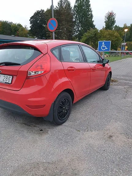 Ford Fiesta 2011 photo 2