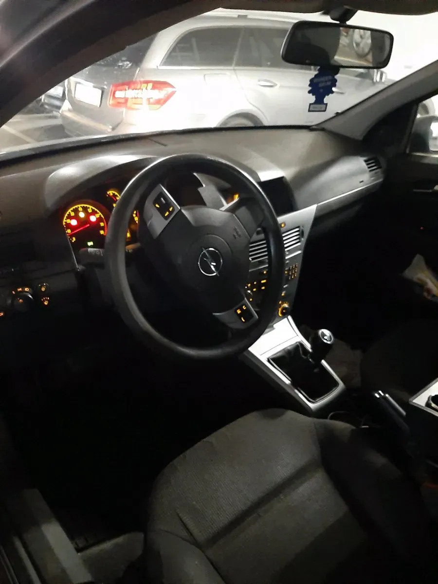 Opel Astra 2009 photo 2