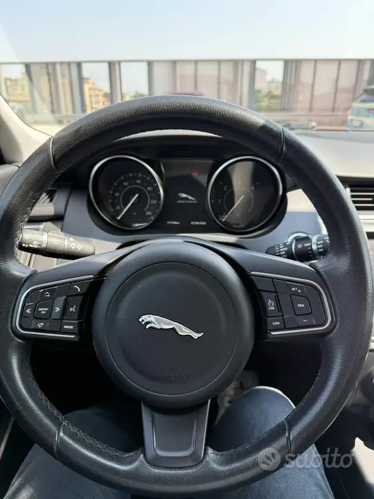 Jaguar E-Pace 2019 photo 5