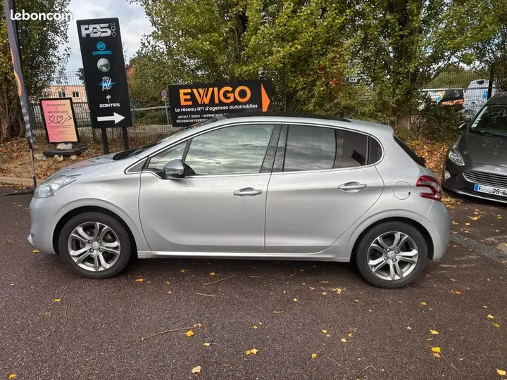 Peugeot 208 2014 photo 2