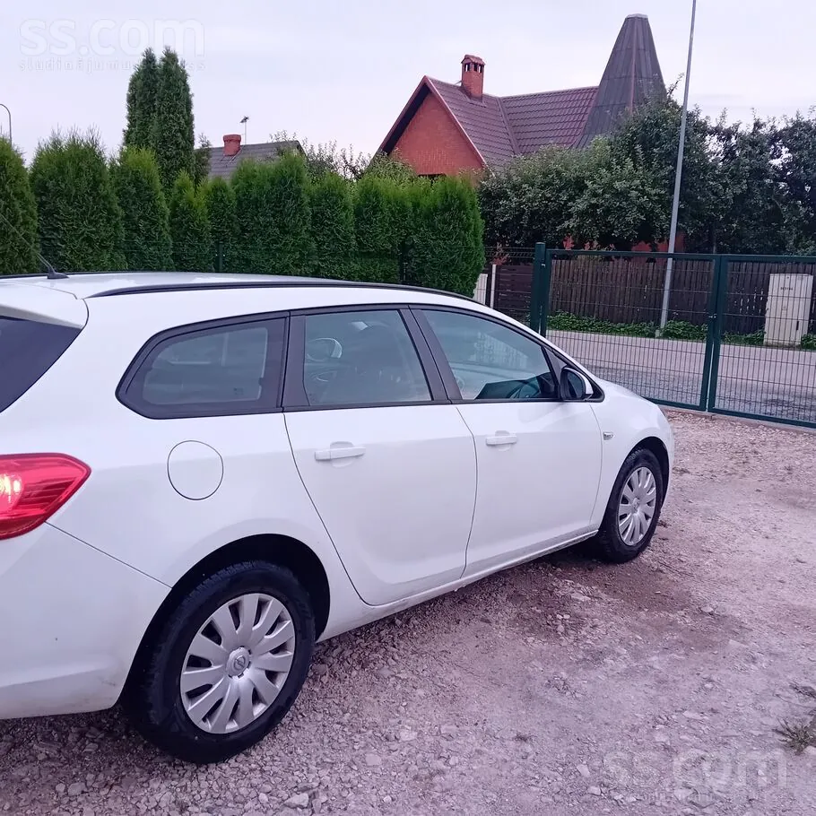 Opel Astra 2013 photo 2