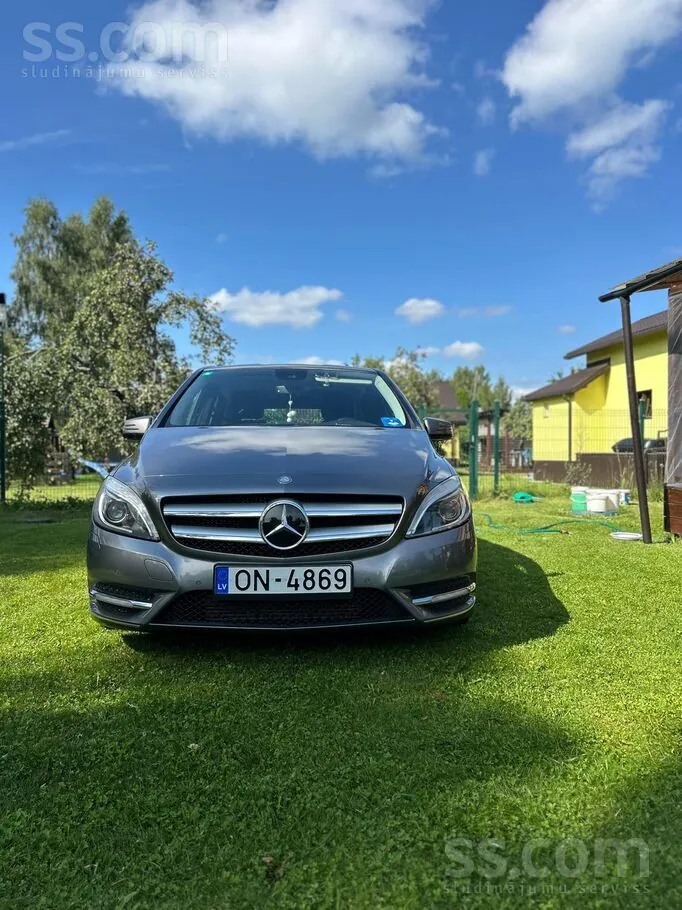 Mercedes-Benz B200 2012 photo 3