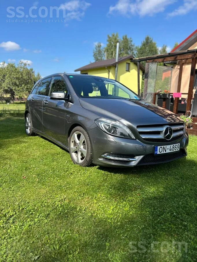 Mercedes-Benz B200 2012 photo 2