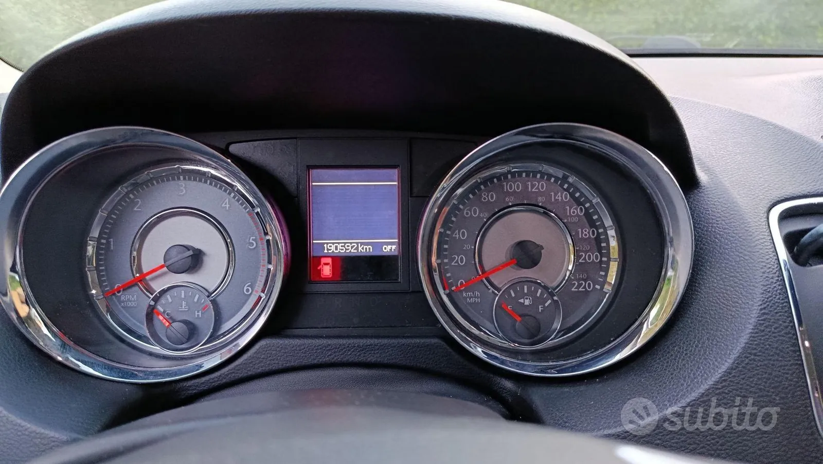 Lancia Voyager 2012 photo 2