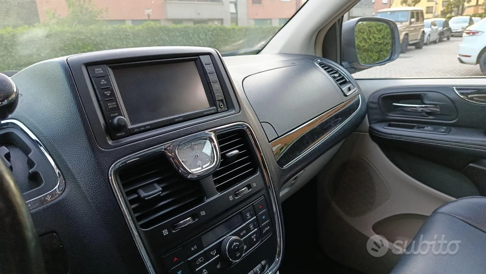 Lancia Voyager 2012 photo 3