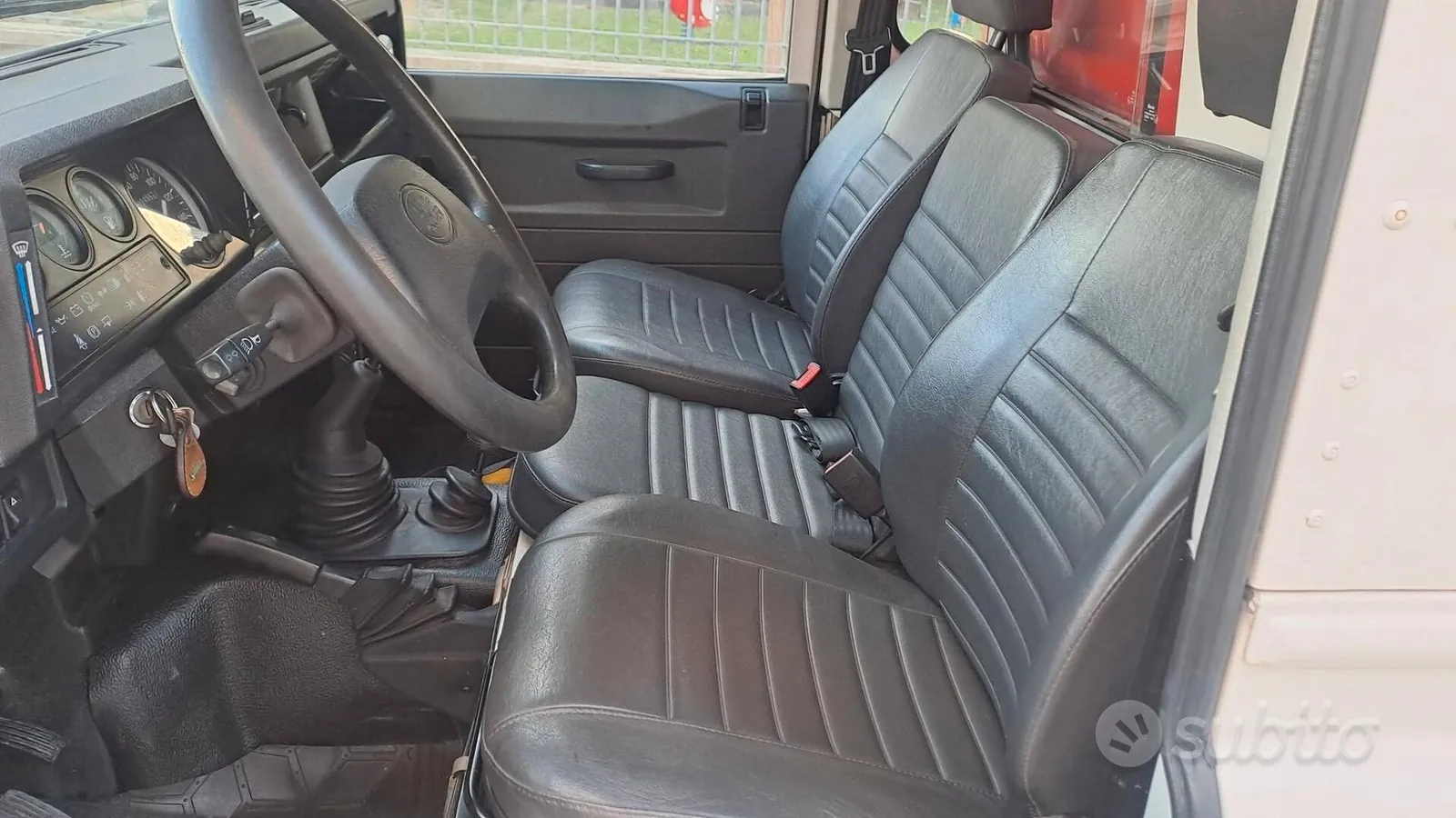 Land Rover Defender 1992 photo 4