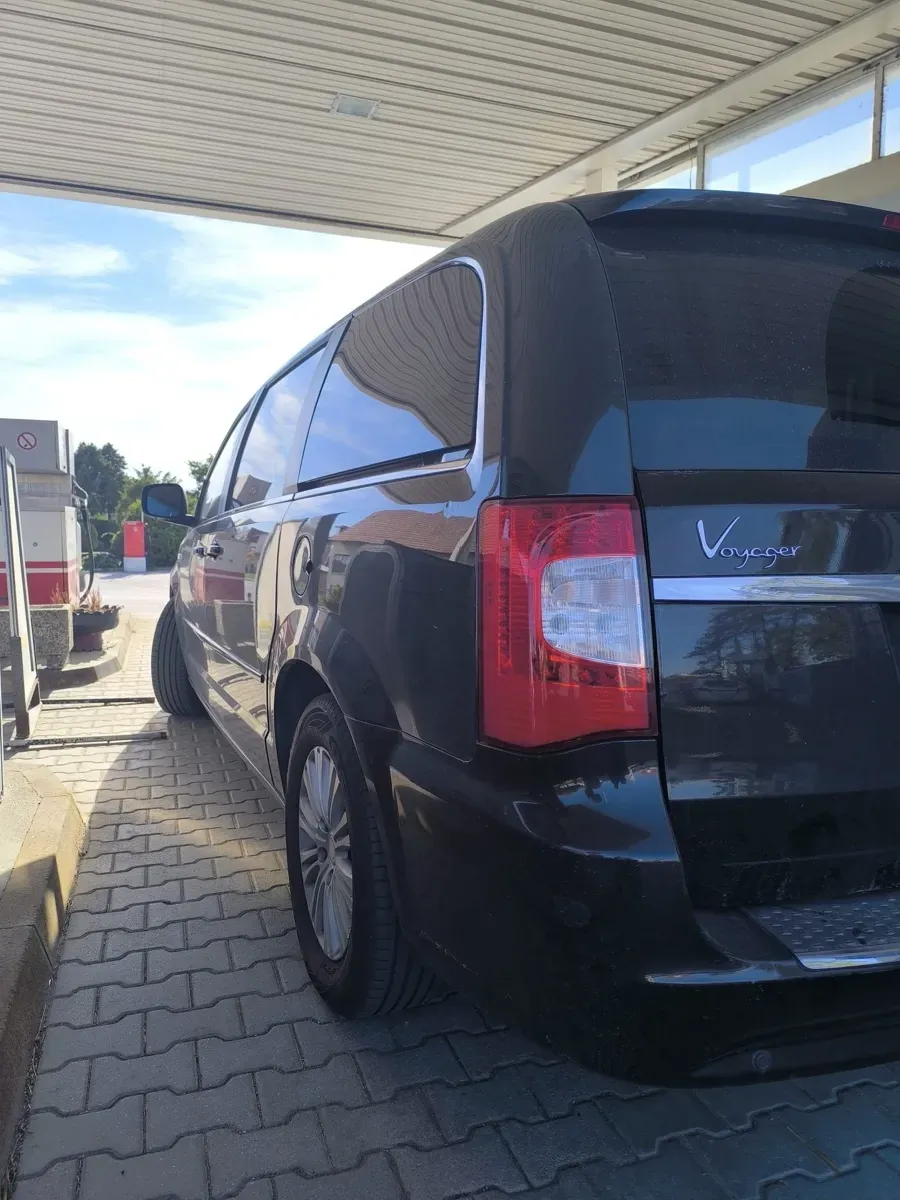 Lancia Voyager 2013 photo 2