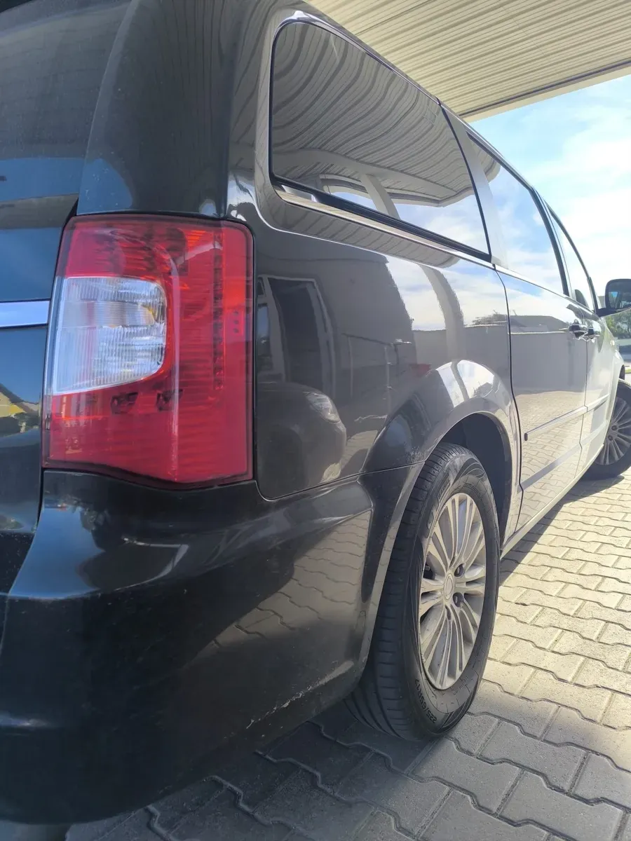 Lancia Voyager 2013 photo 3
