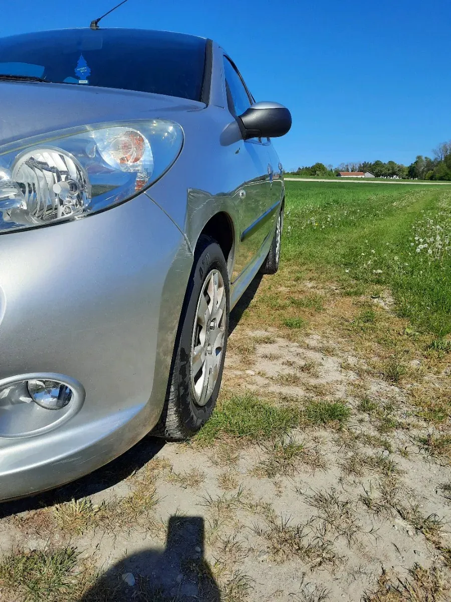 Peugeot 206 2011 photo 3