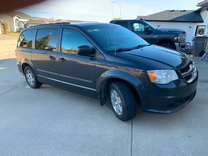 Dodge Grand Caravan 2012 photo 3