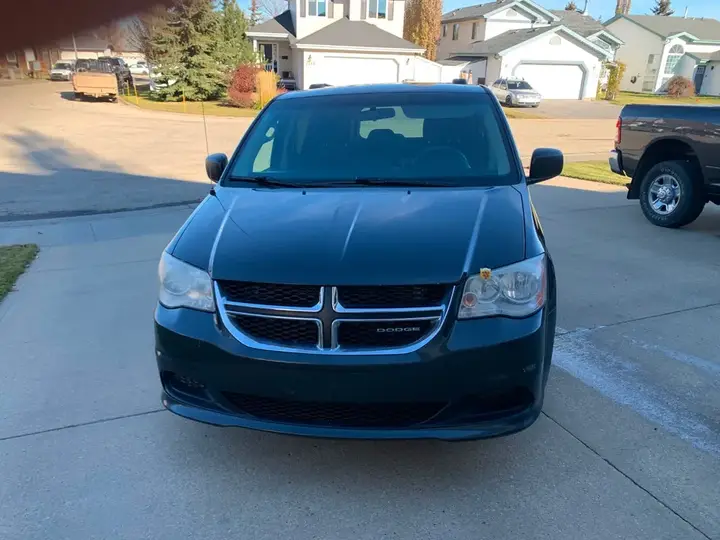 Dodge Grand Caravan 2012 photo 2