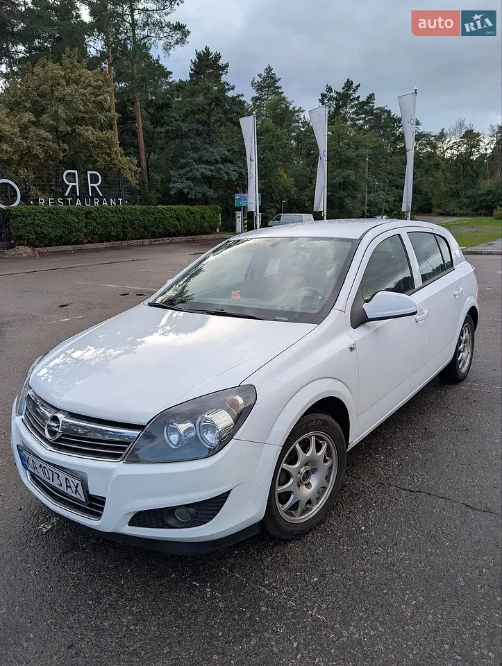 Opel Astra 2013 photo 2