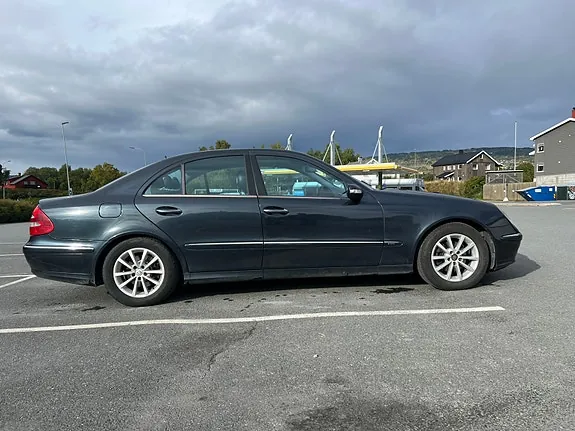 Mercedes-Benz E220 D 2003 photo 3