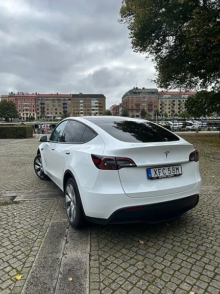 Tesla Model Y 2023 photo 2