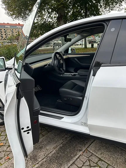 Tesla Model Y 2023 photo 3