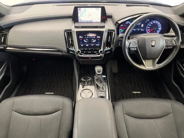 Toyota Crown Hybrid 2019 photo 2