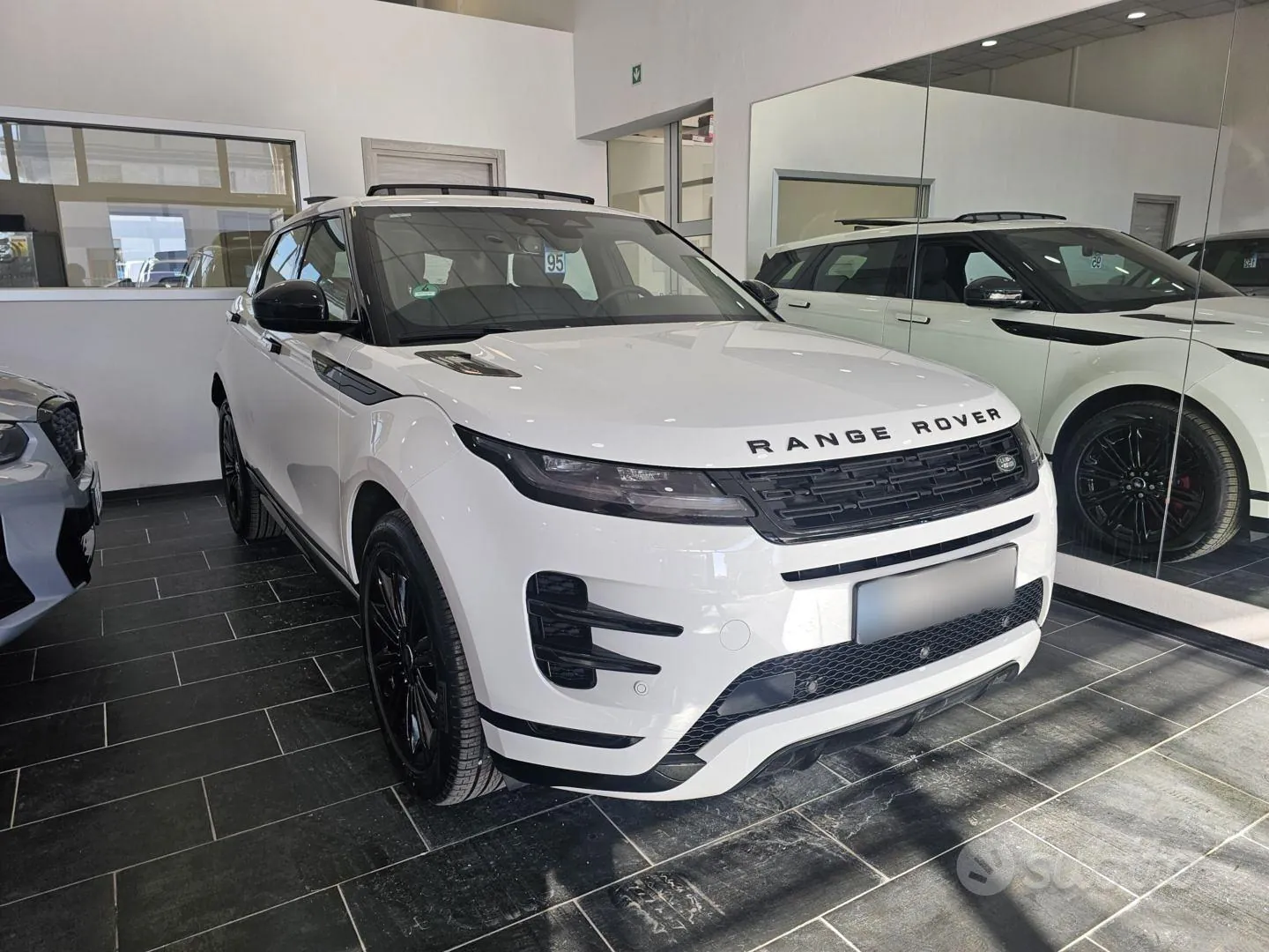 Land Rover Range Rover Evoque 2024 photo 2