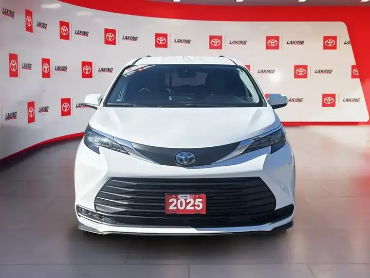 Toyota Sienna 2025 photo 2