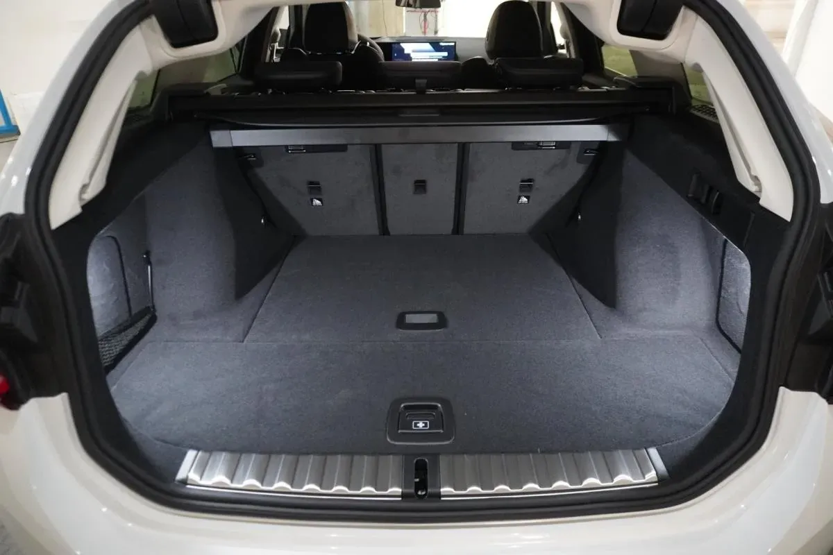 BMW 3 Series 2025 photo 3