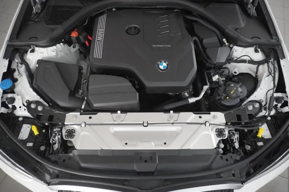 BMW 3 Series 2025 photo 2
