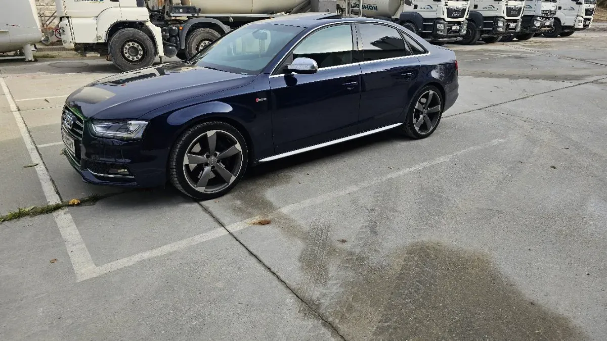 Audi A4 2013 photo 2