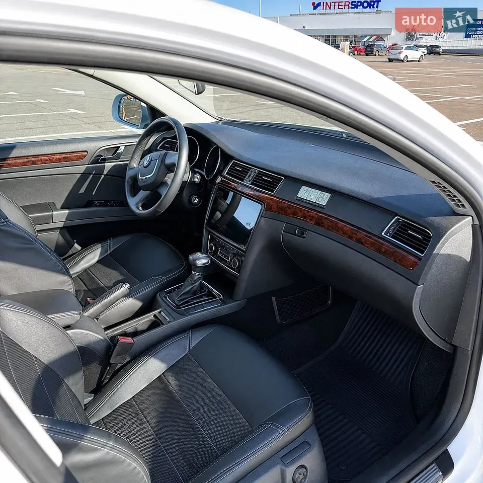 Skoda Superb 2010 photo 2