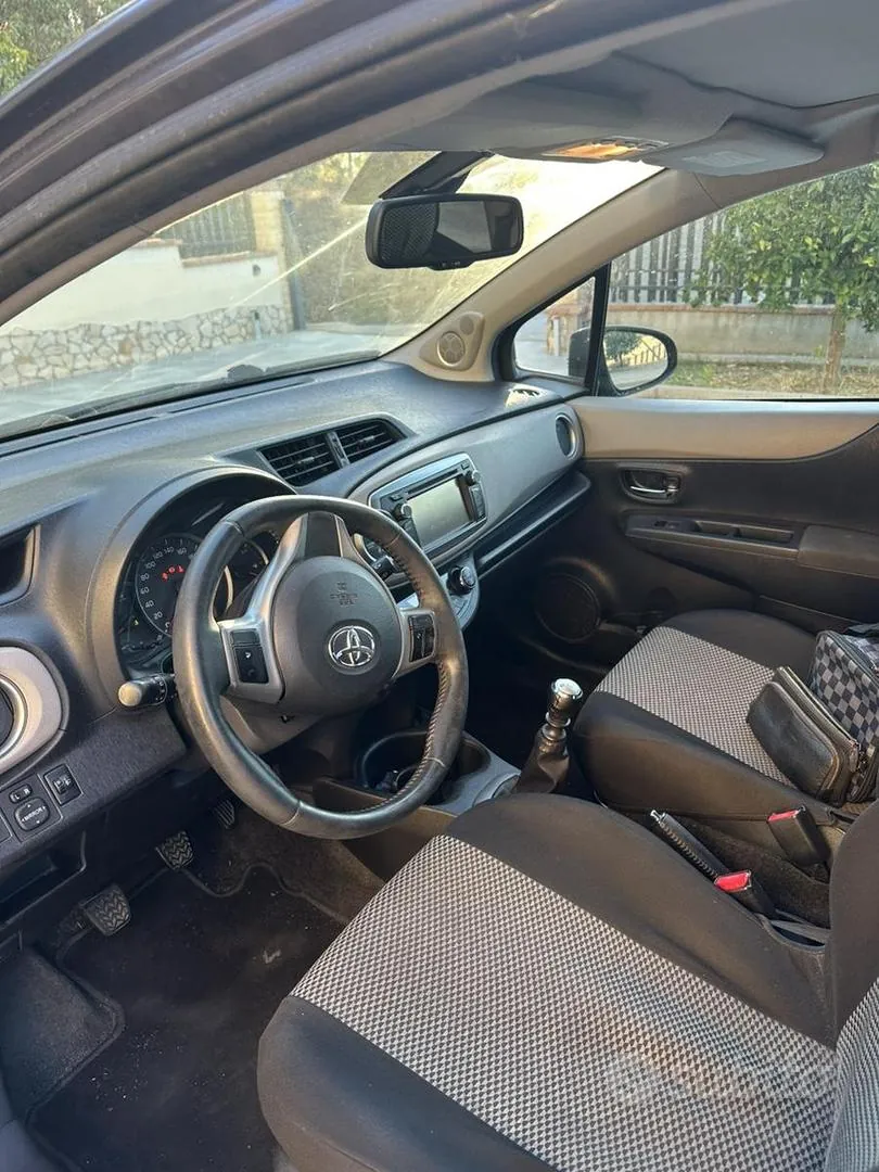 Toyota Yaris 2011 photo 5