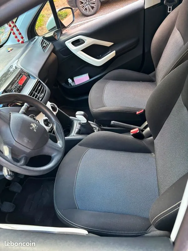 Peugeot 208 2018 photo 3