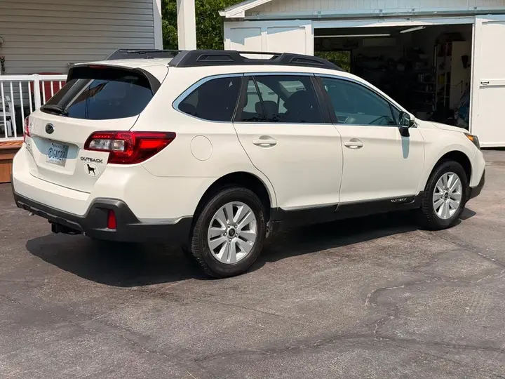 Subaru Outback 2018 photo 2