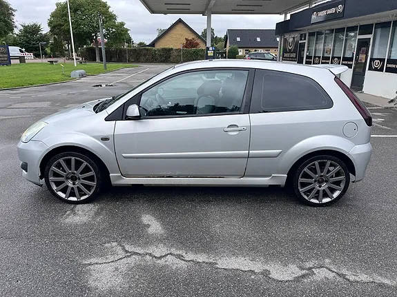 Ford Fiesta 2005 photo 2