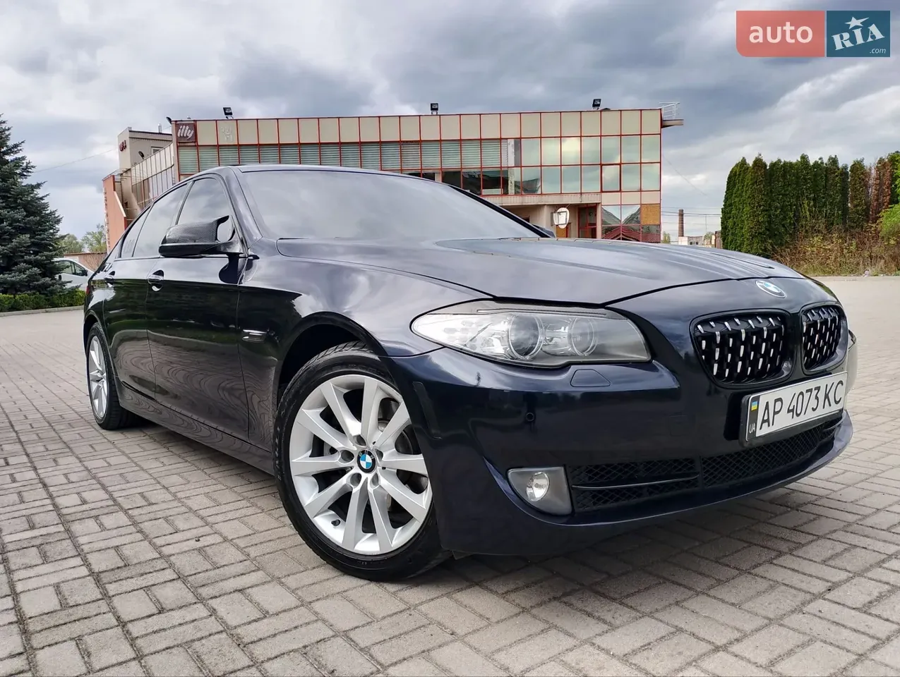 BMW 5 Series 2012 photo 2