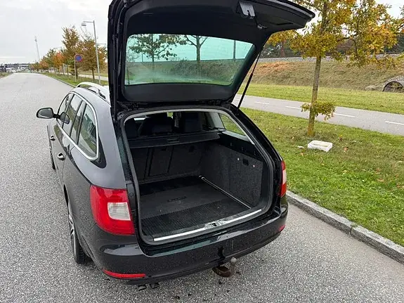 Skoda Superb 2010 photo 4