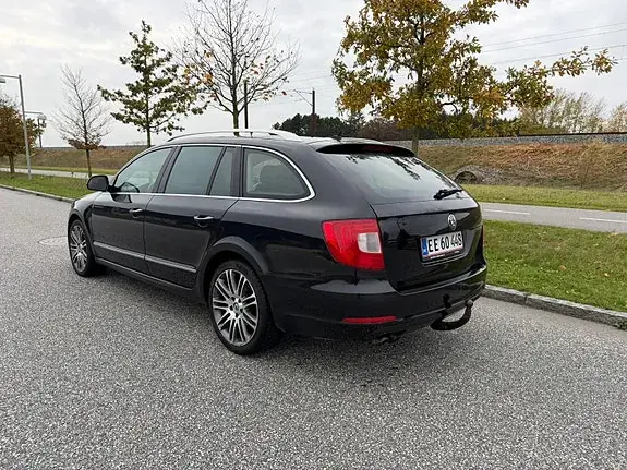 Skoda Superb 2010 photo 2
