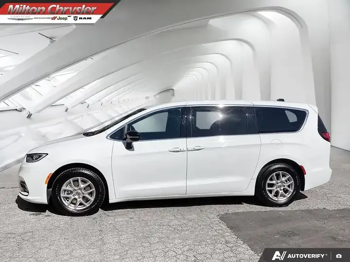 Chrysler Pacifica 2024 photo 3