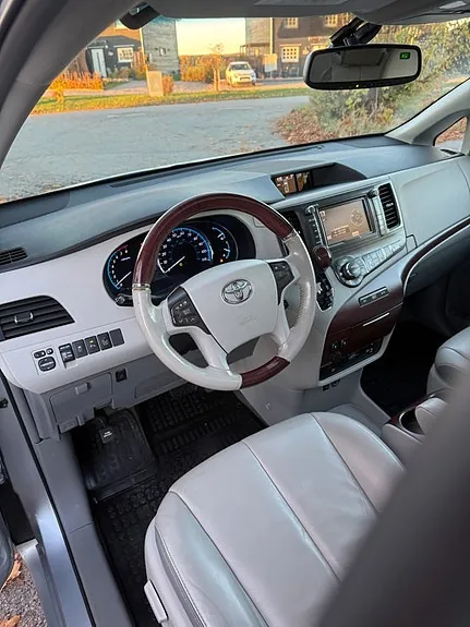 Toyota Sienna 2013 photo 4