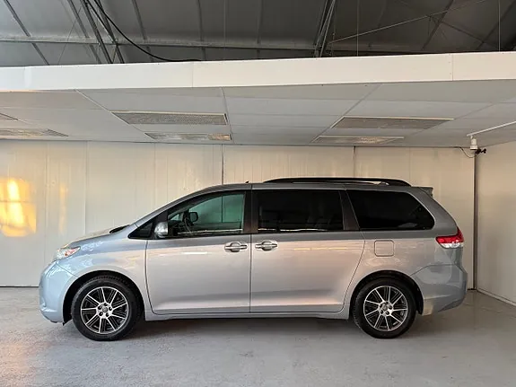 Toyota Sienna 2013 photo 2