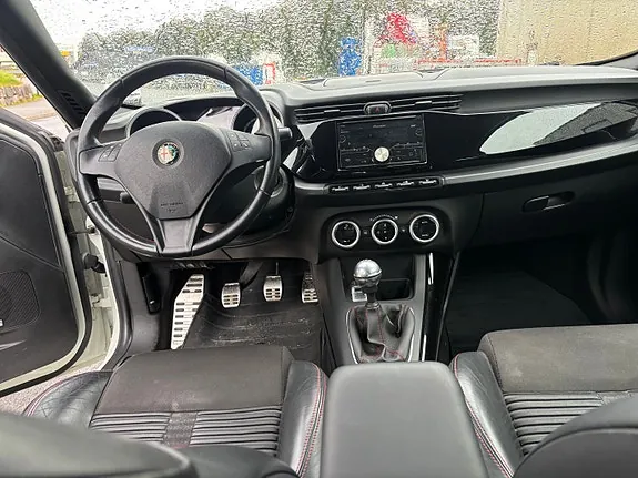 Alfa Romeo Giulietta 2012 photo 3