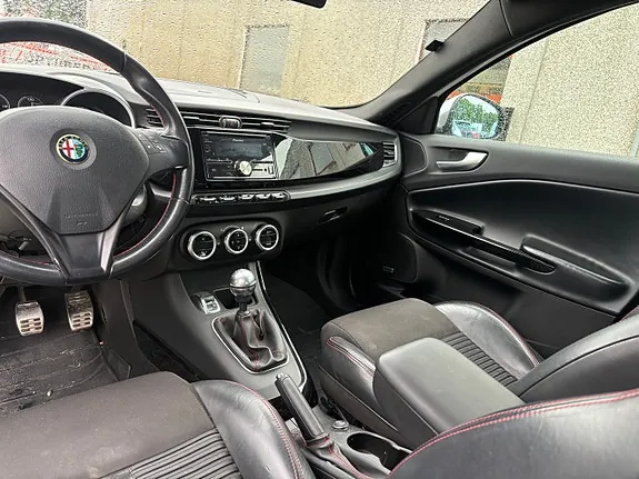 Alfa Romeo Giulietta 2012 photo 4