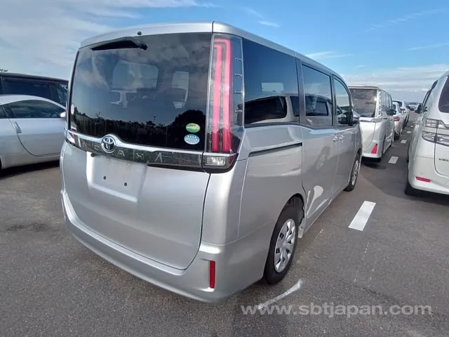 Toyota Noah 2019 photo 4