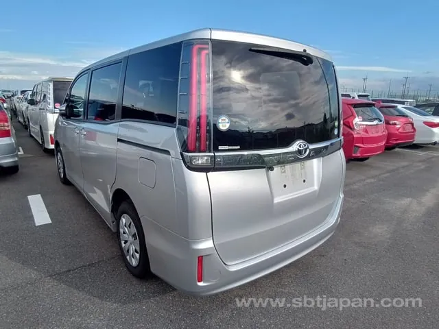 Toyota Noah 2019 photo 3