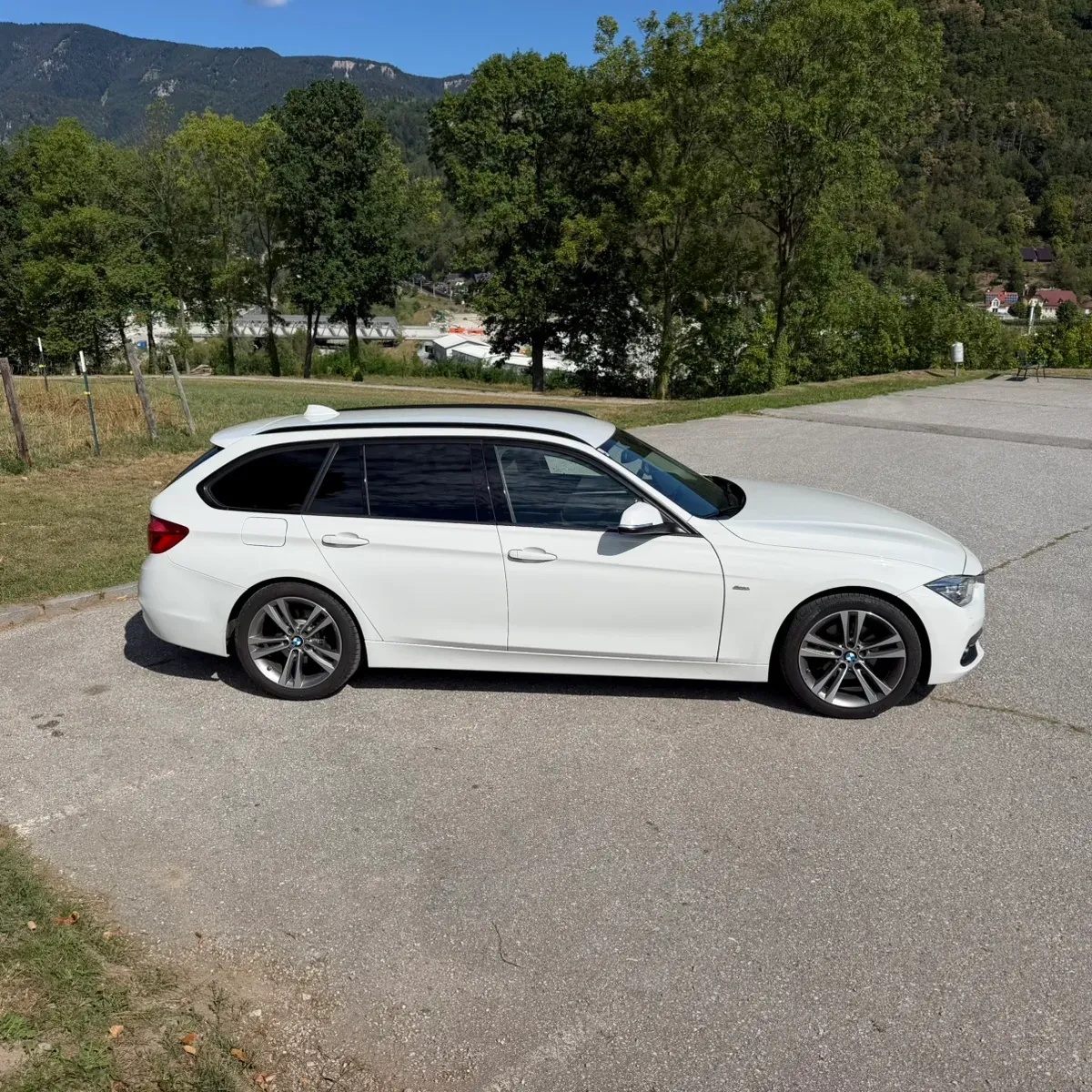 BMW 3 Series 2018 photo 3