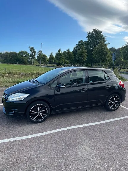 Toyota Auris 2011 photo 2