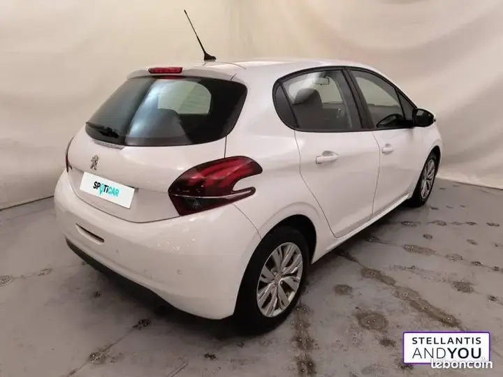 Peugeot 208 2019 photo 3