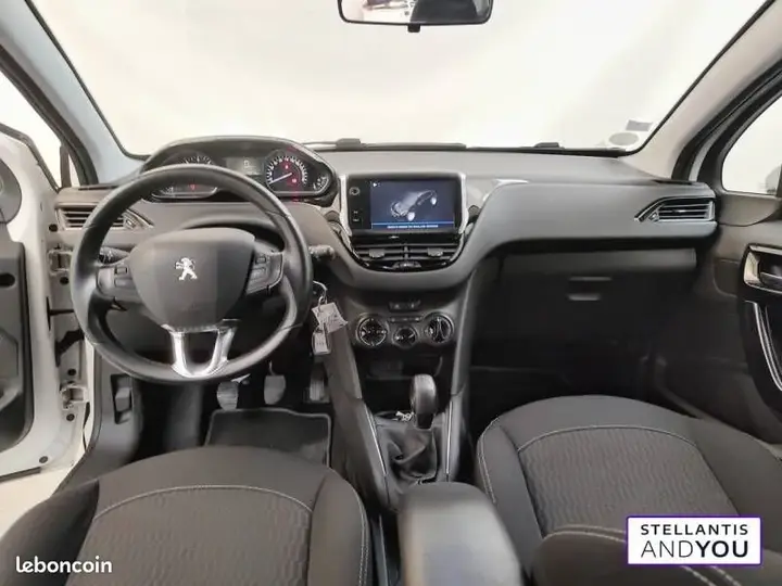 Peugeot 208 2019 photo 2