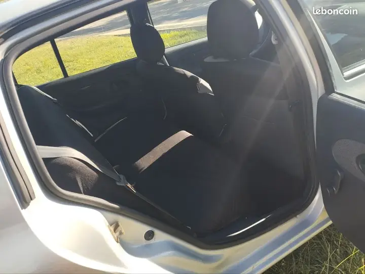 Renault Clio 2004 photo 2