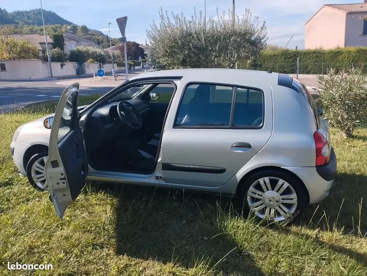 Renault Clio 2004 photo 3