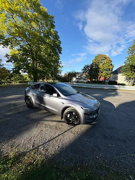 Tesla Model Y 2025 photo 4