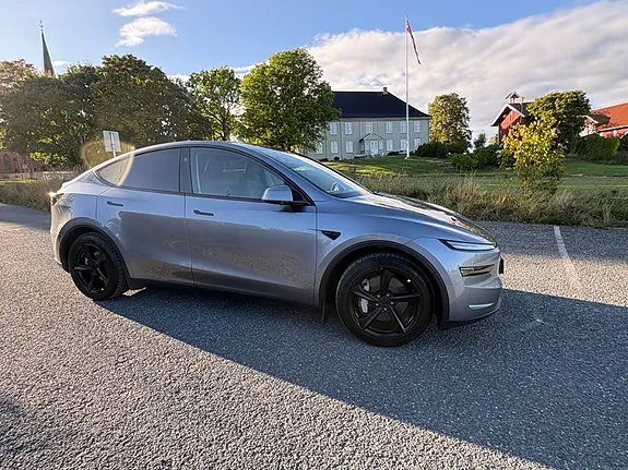 Tesla Model Y 2025 photo 2