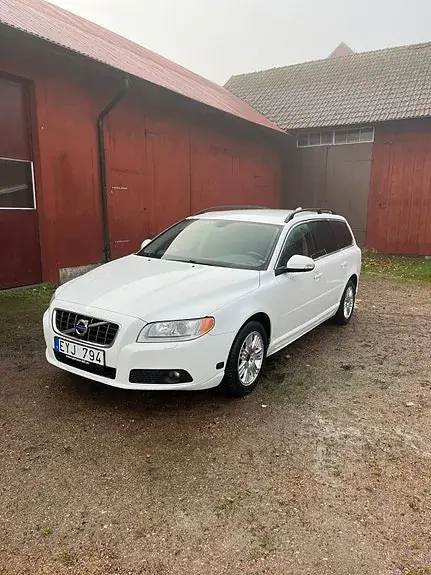 Volvo V70 2010 photo 2