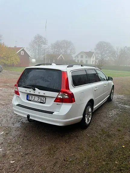 Volvo V70 2010 photo 4